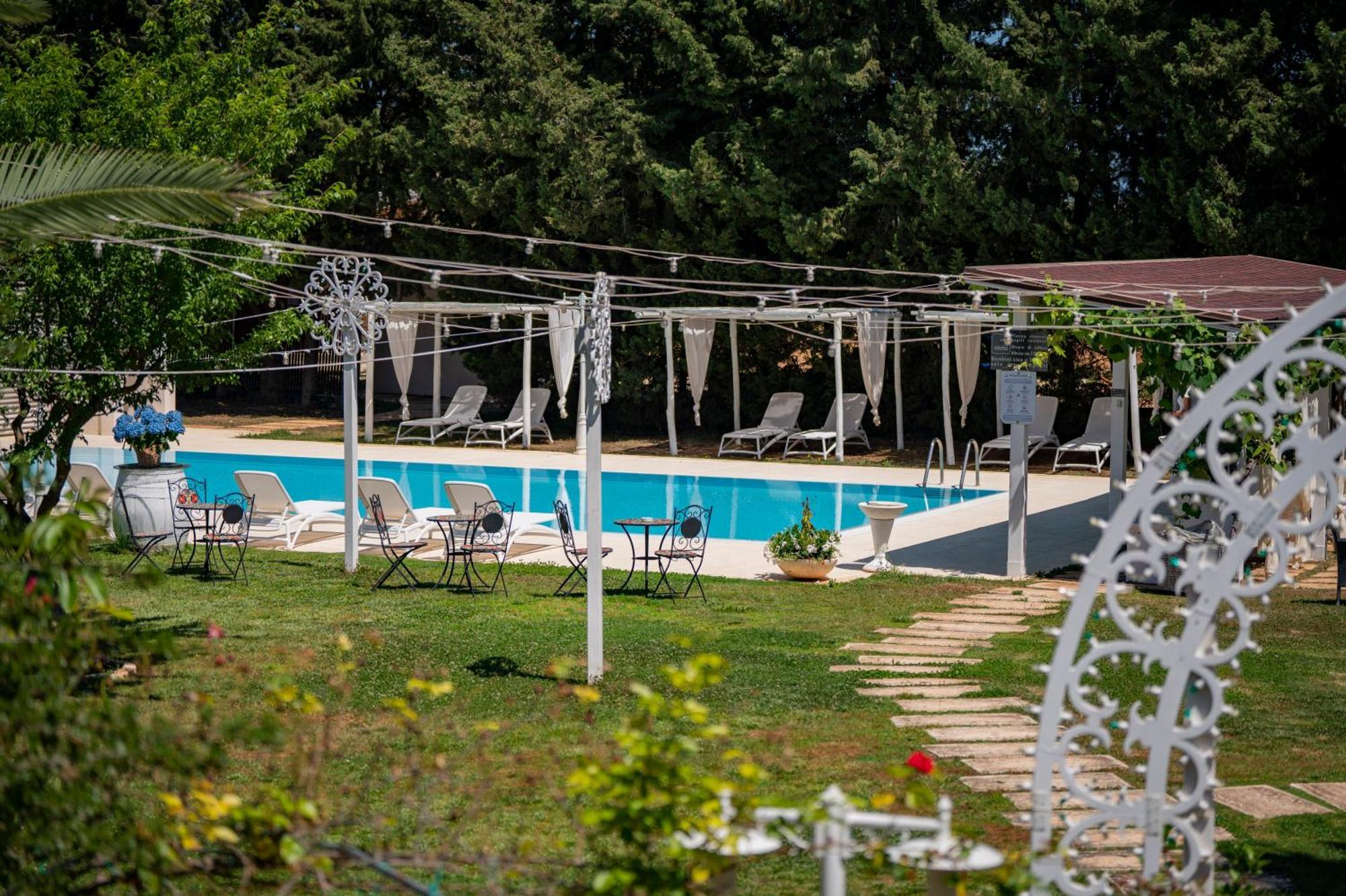 Masseria Montepaolo Dimora Di Charme กอนแวร์ซาโน ภายนอก รูปภาพ